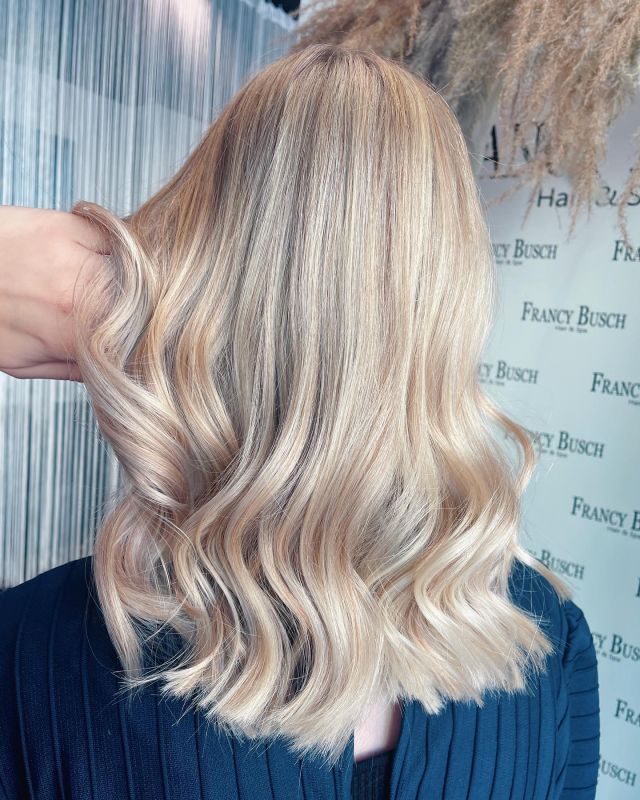 Hair by Dijona 🥰#loreal #olaplex #ghdhair #haare #friseur #friseurmünchen #blondhair #balayagehighlights #munich #francybusch #münchencity #kerastase