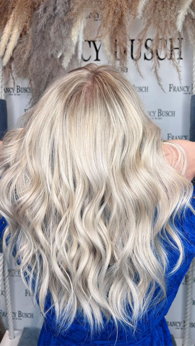 Hair by Kary 🤩 #blond #summercolors #balayagehighlights #francybusch #hair #munich #münchen #haare #haircolorist #haare #waves #beauty #ghd #ghdhair #olaplex #loreal #kerastase